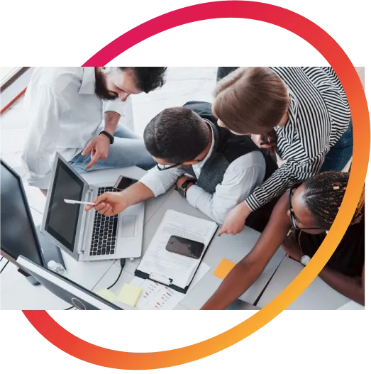 Sviluppo e innovazione: team di esperti collabora su strategie digitali e progettazione tecnologica.