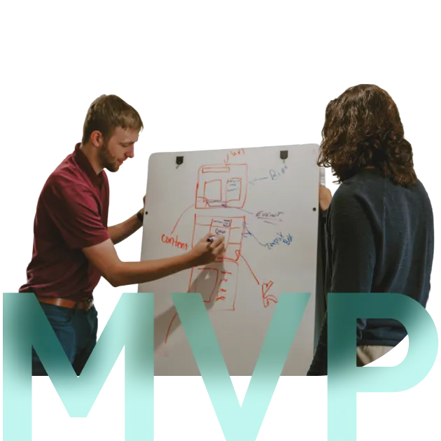 Due persone progettano un MVP scrivendo su una lavagna, rappresentando il concetto di ricerca e sviluppo.