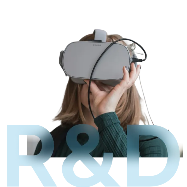 Ragazza con visore di realtà virtuale che rappresenta ricerca e sviluppo di soluzioni innovative per il futuro.